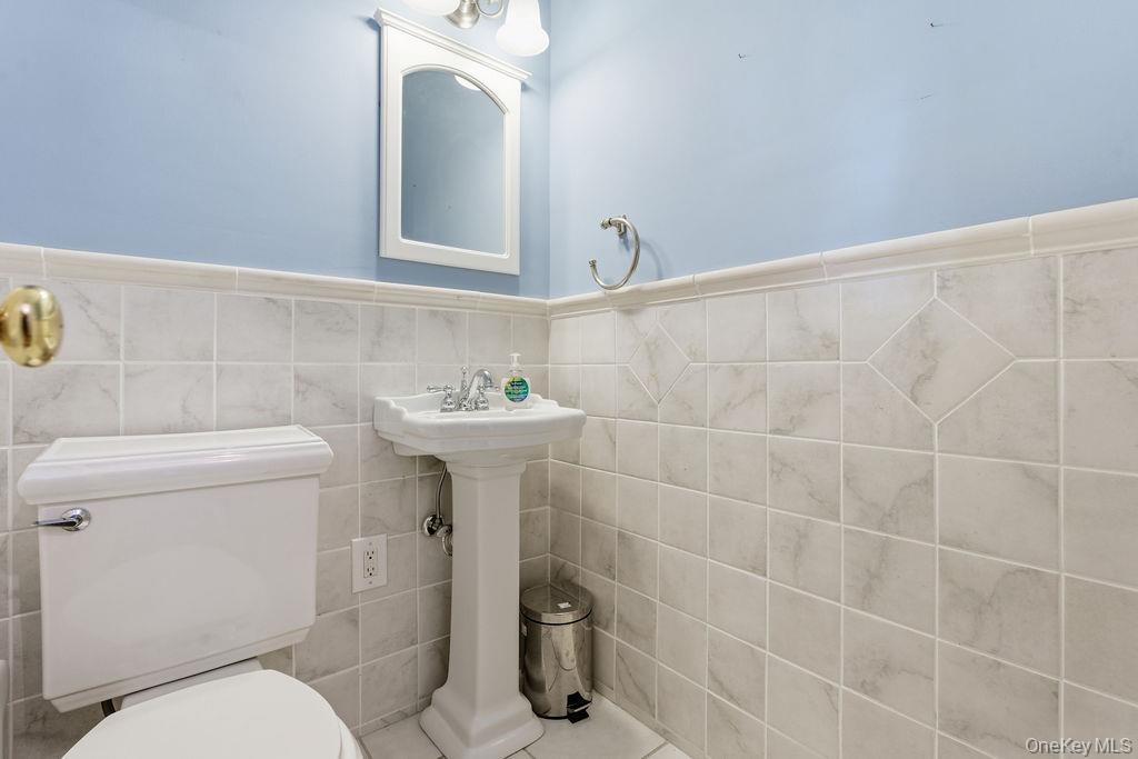 26 Paul Revere Lane, Centerport, NY 11721