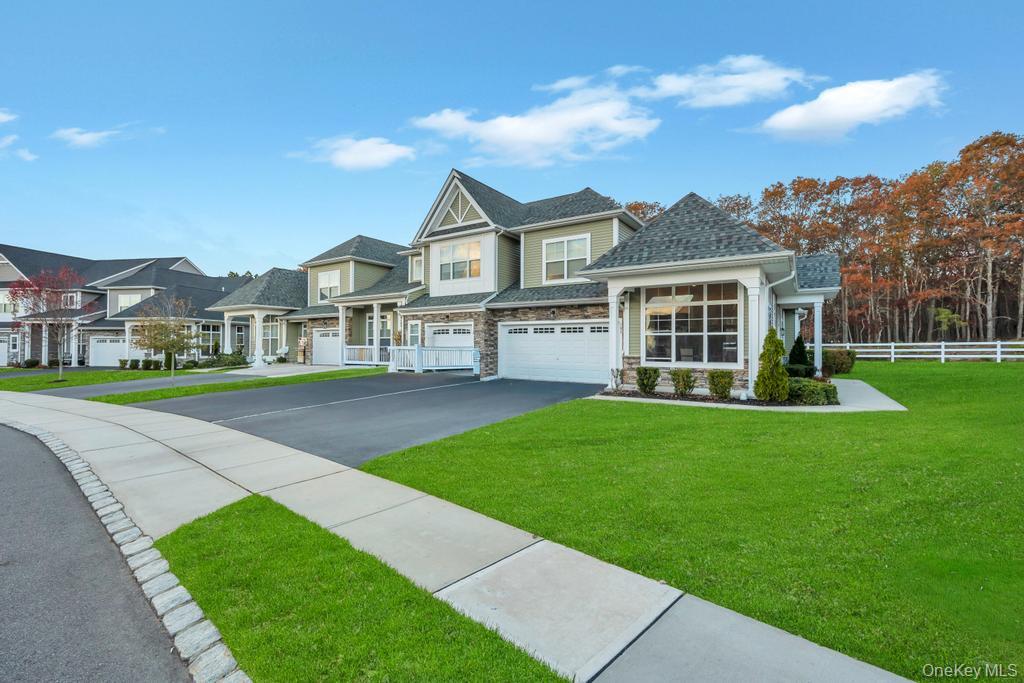 195 Belmont Circle, Yaphank, NY 11980