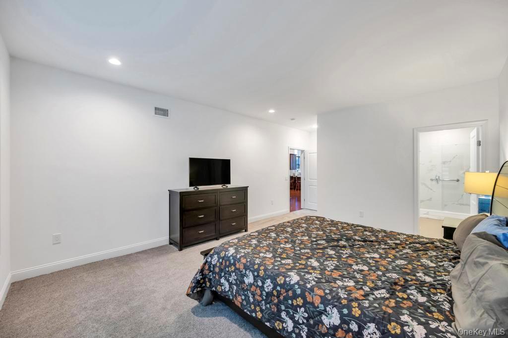 195 Belmont Circle, Yaphank, NY 11980