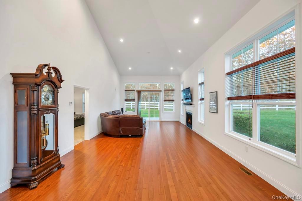 195 Belmont Circle, Yaphank, NY 11980