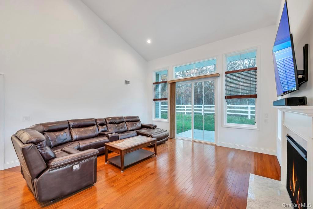 195 Belmont Circle, Yaphank, NY 11980