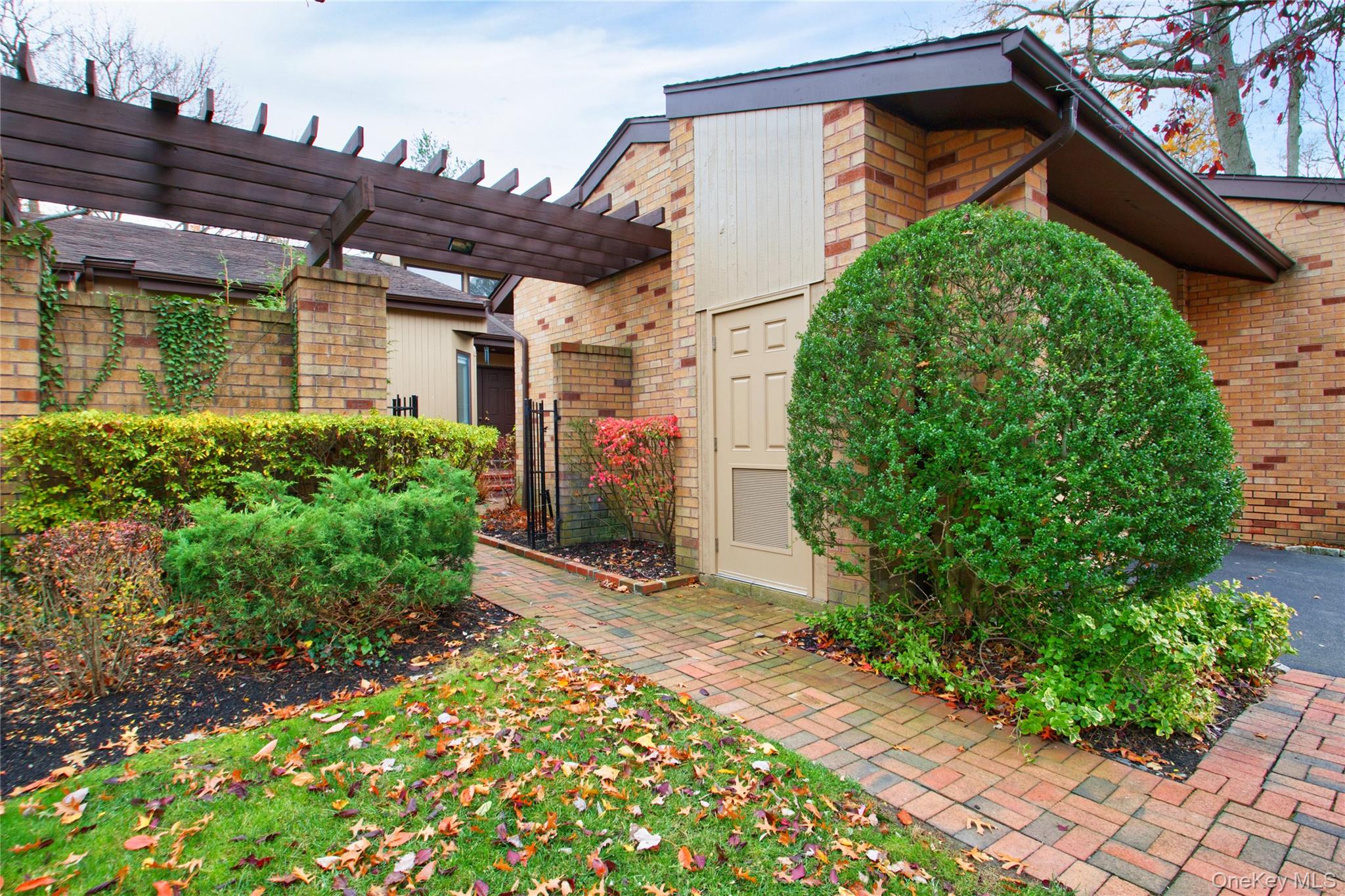 29 Woodland Drive, Roslyn, NY 11576