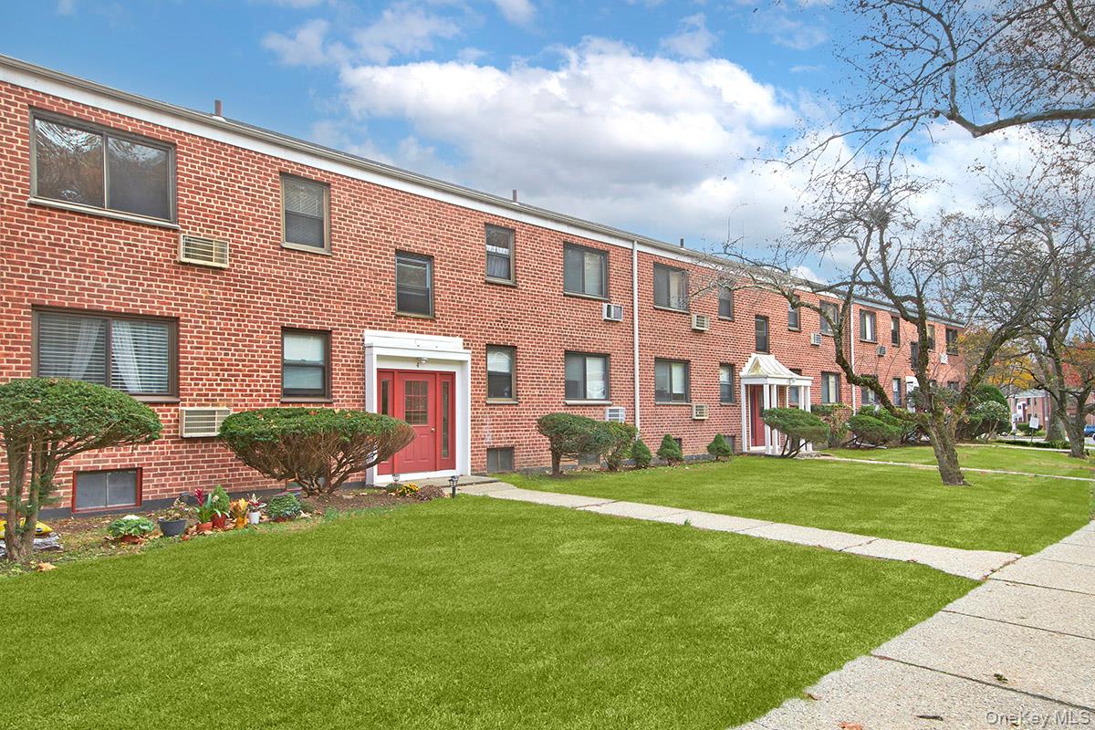 4 Lawrence Drive # C, White Plains, NY 10603