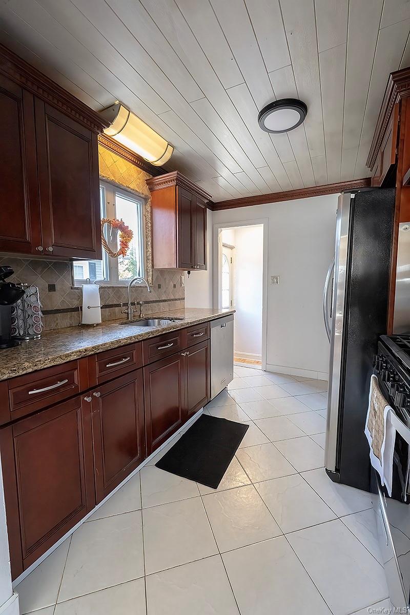 471 Windsor Place, Oceanside, NY 11572