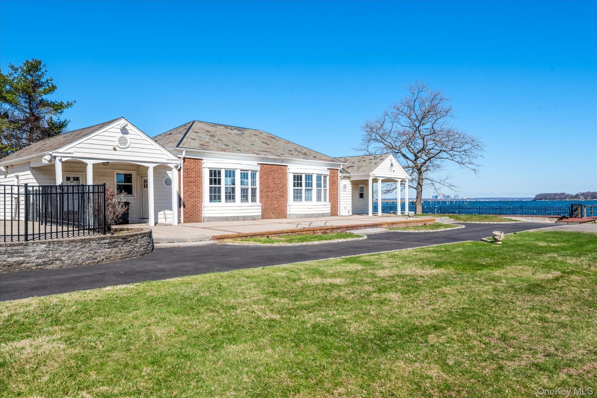 33 Harbour Road, Great Neck, NY 11024