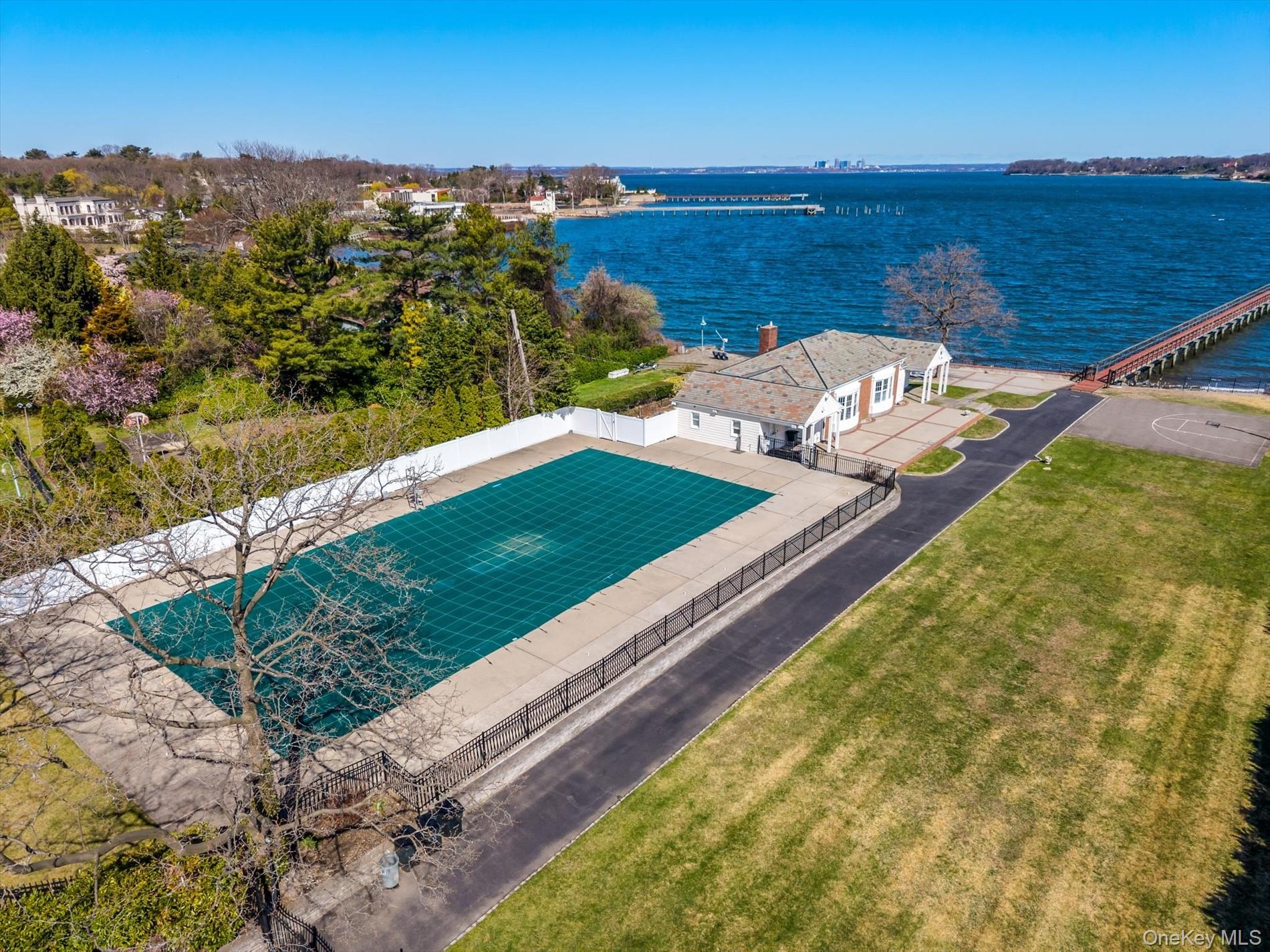 33 Harbour Road, Great Neck, NY 11024