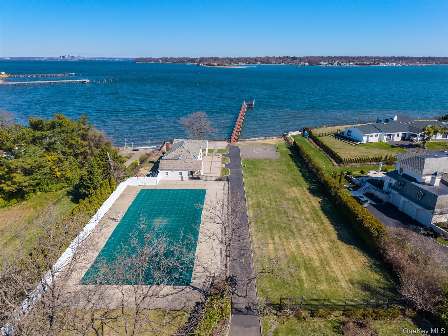 33 Harbour Road, Great Neck, NY 11024