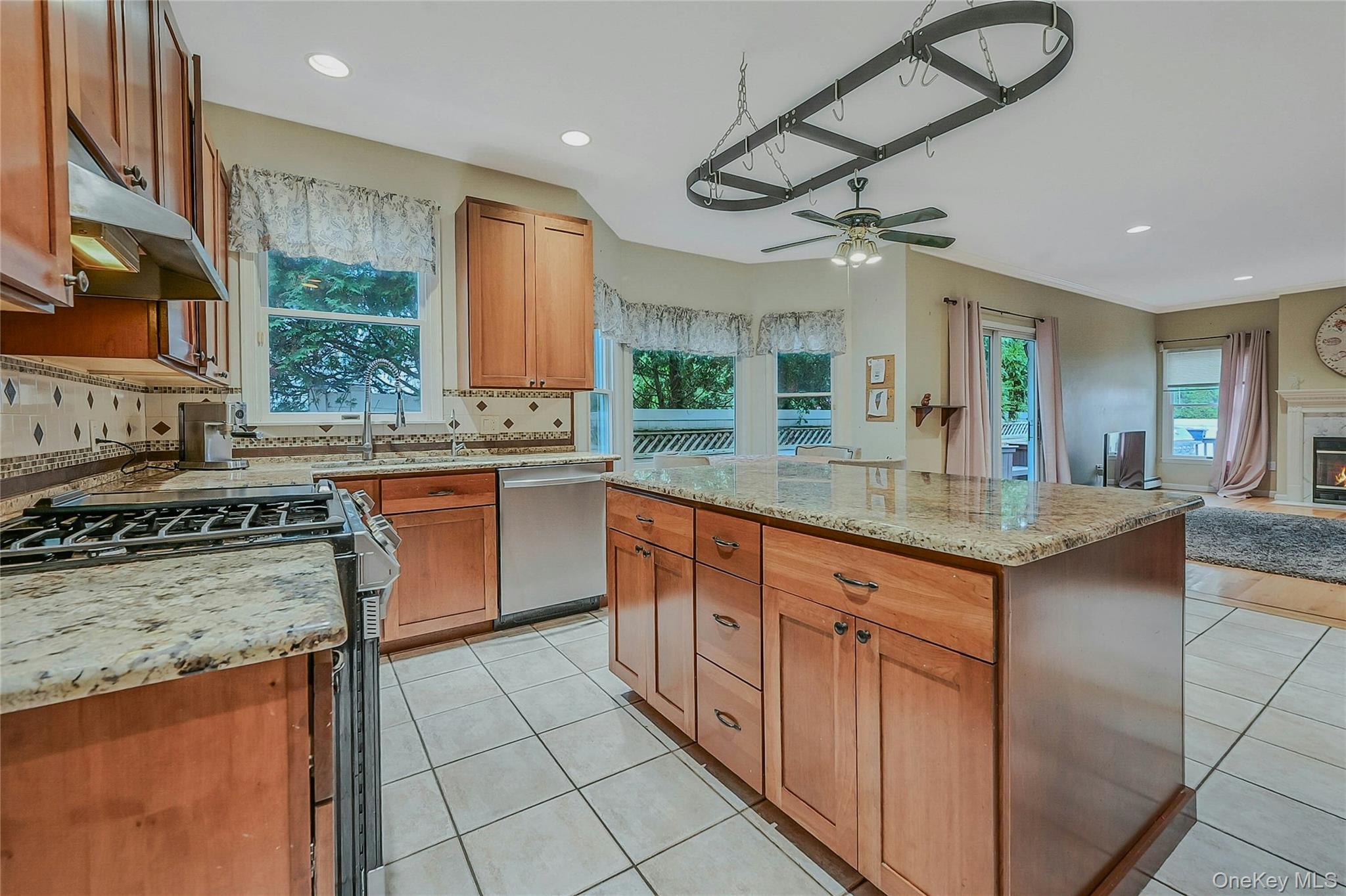 124 Fleets Cove Road, Huntington, NY 11743