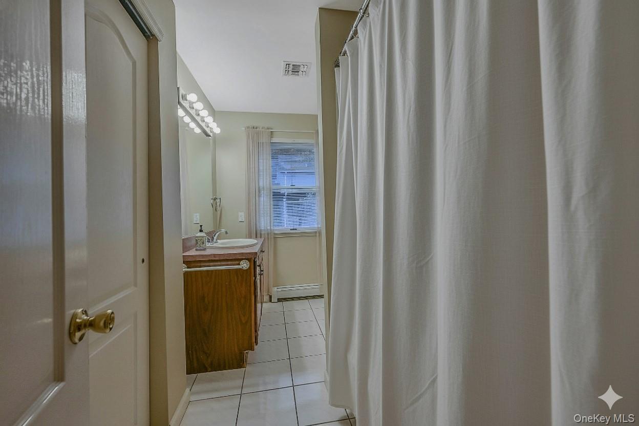 124 Fleets Cove Road, Huntington, NY 11743