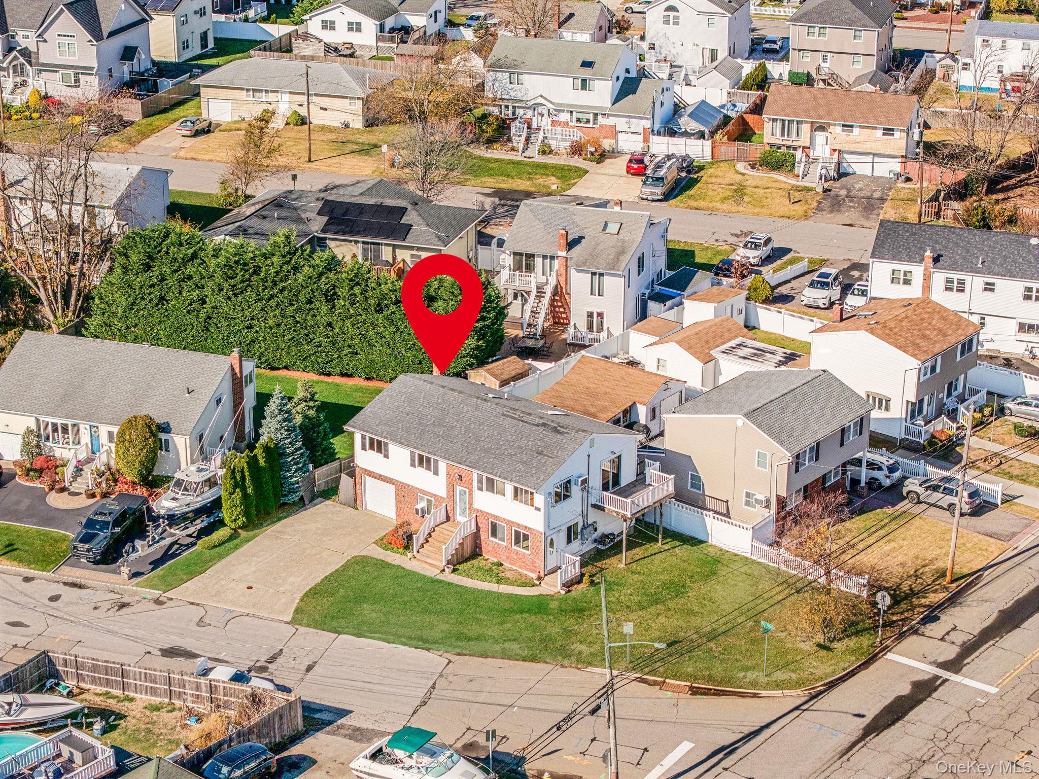 4 Bay Place, Lindenhurst, NY 11757