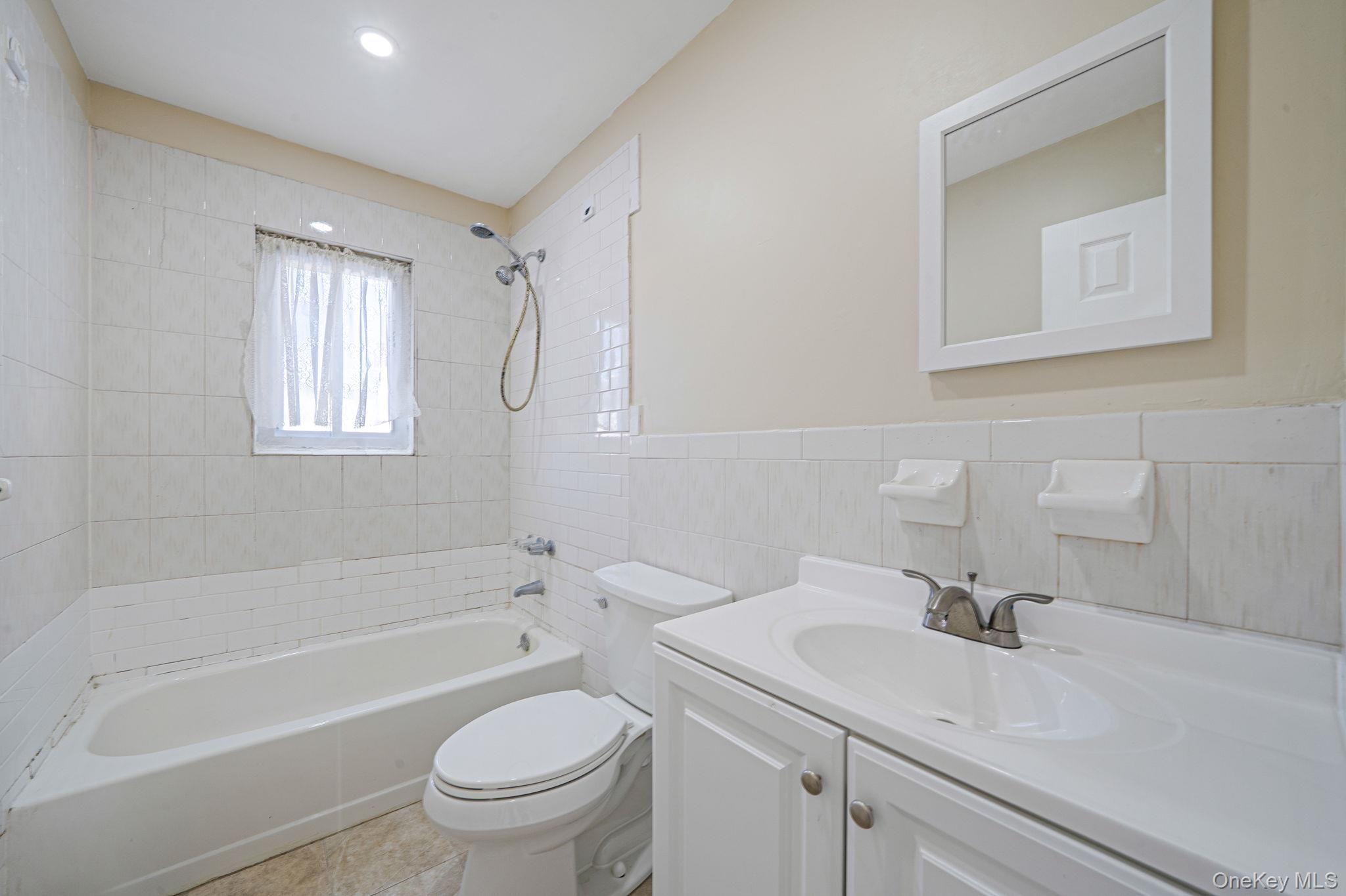 4 Bay Place, Lindenhurst, NY 11757