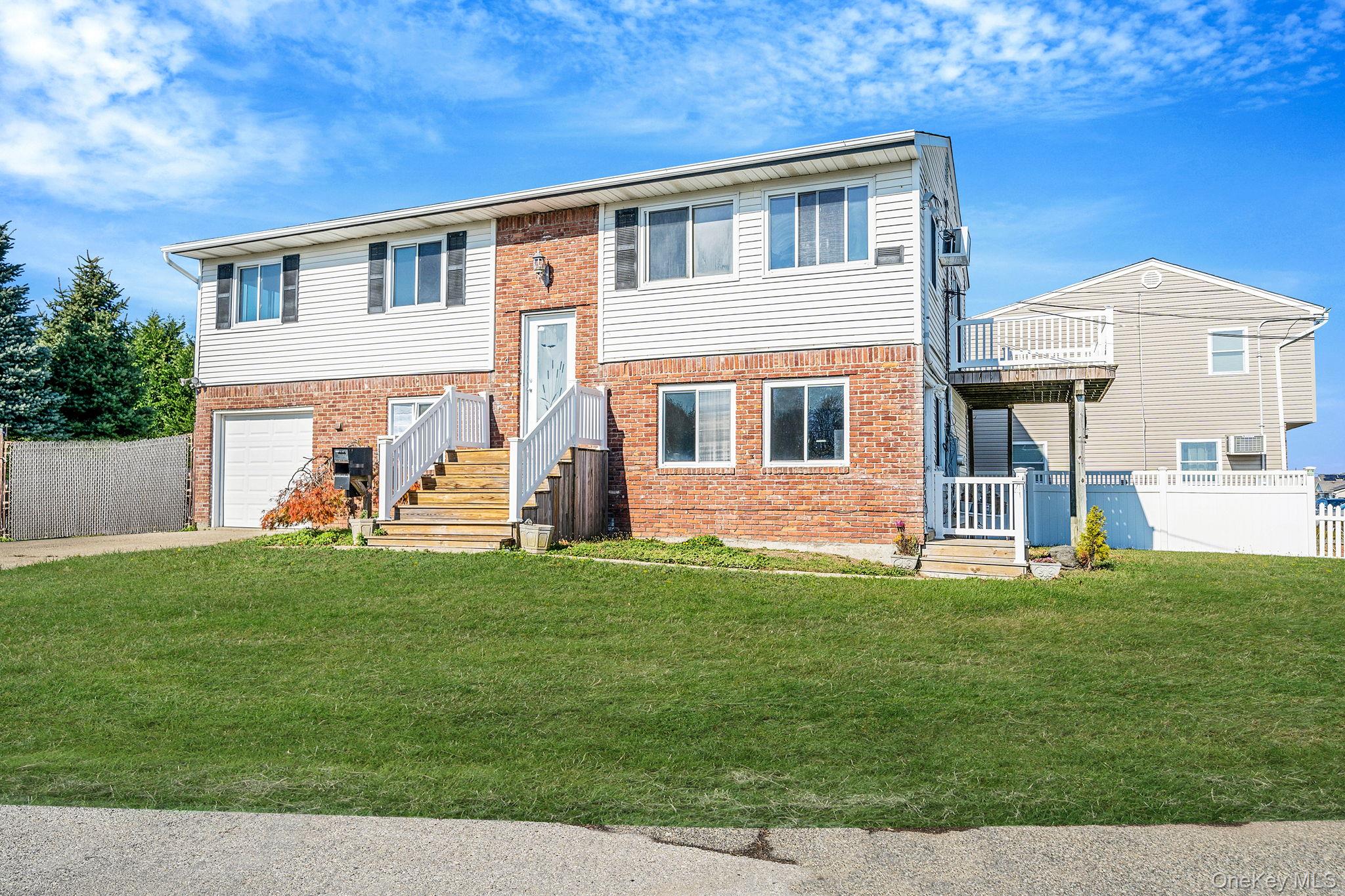 4 Bay Place, Lindenhurst, NY 11757