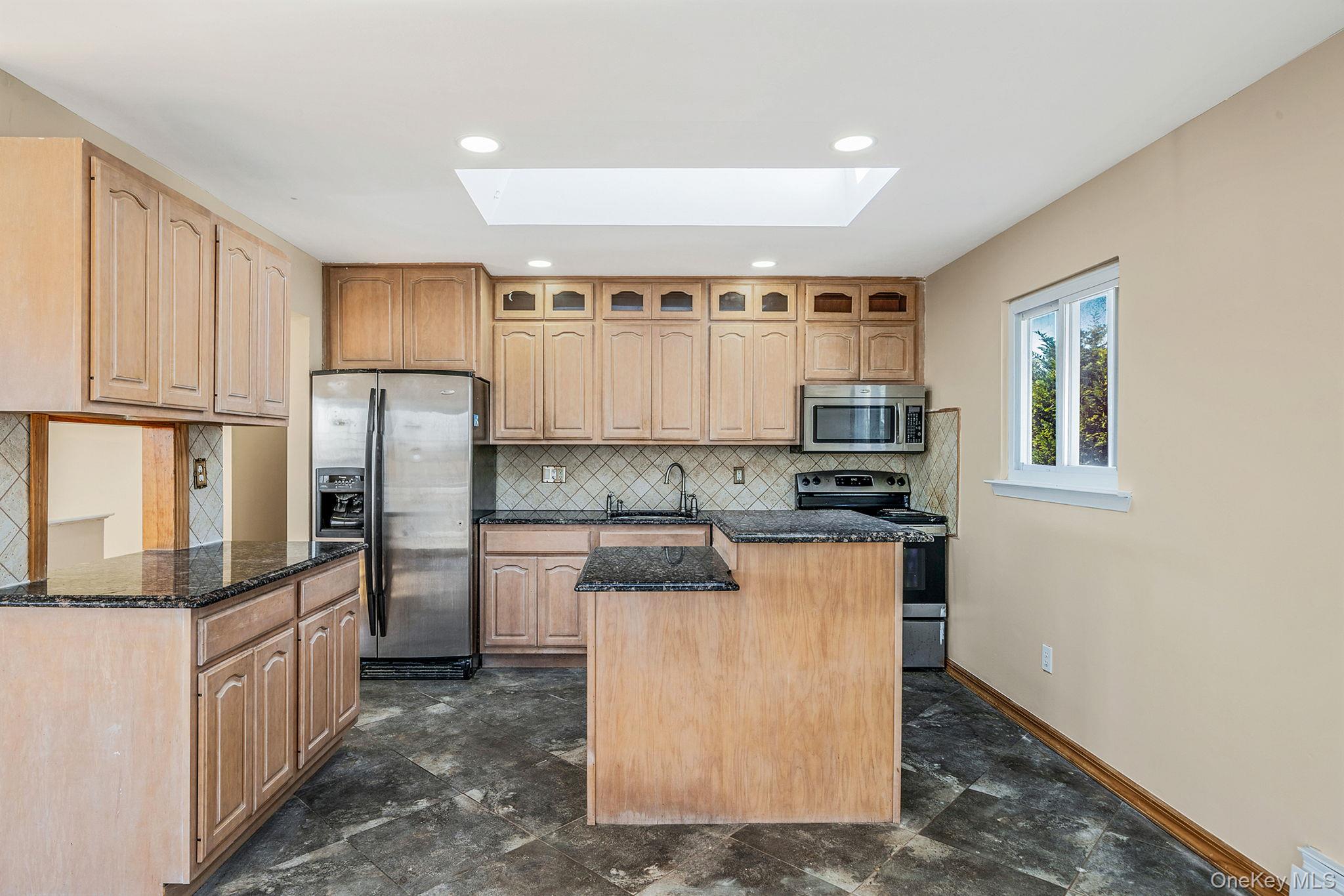 4 Bay Place, Lindenhurst, NY 11757