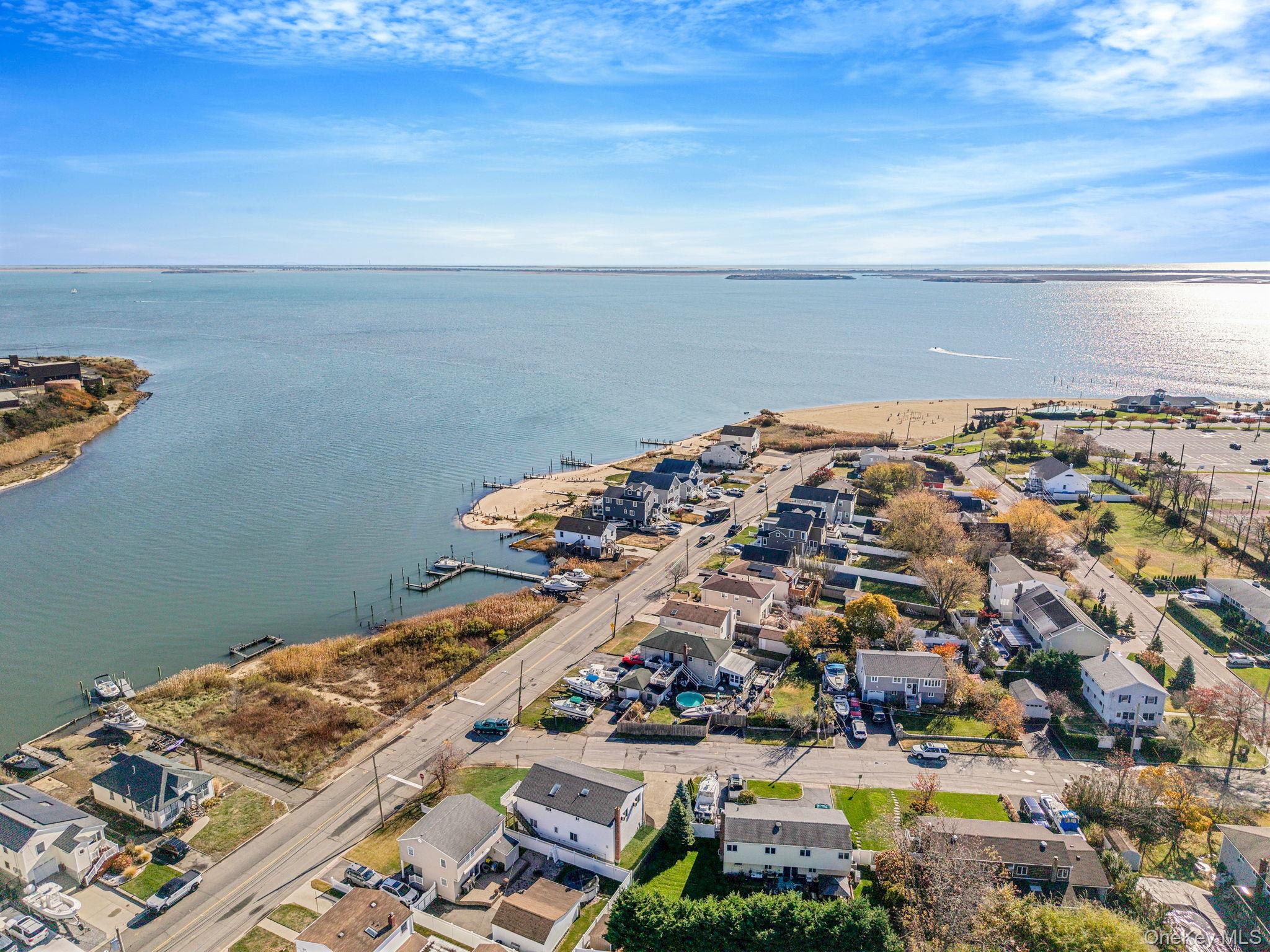 4 Bay Place, Lindenhurst, NY 11757