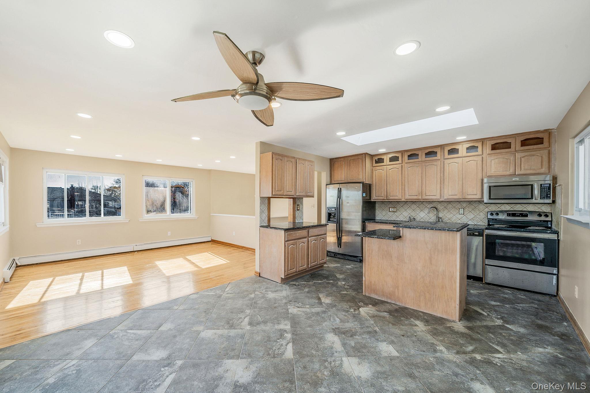 4 Bay Place, Lindenhurst, NY 11757