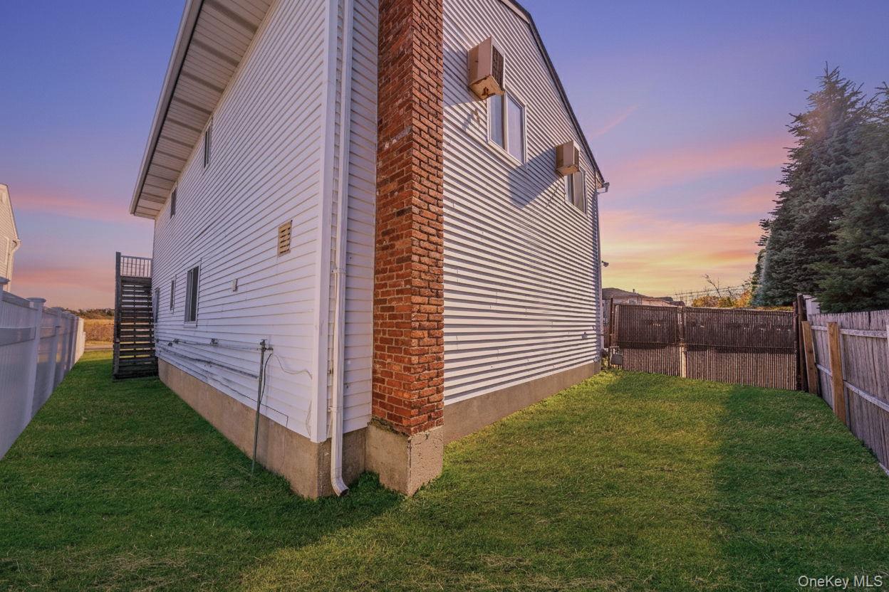 4 Bay Place, Lindenhurst, NY 11757