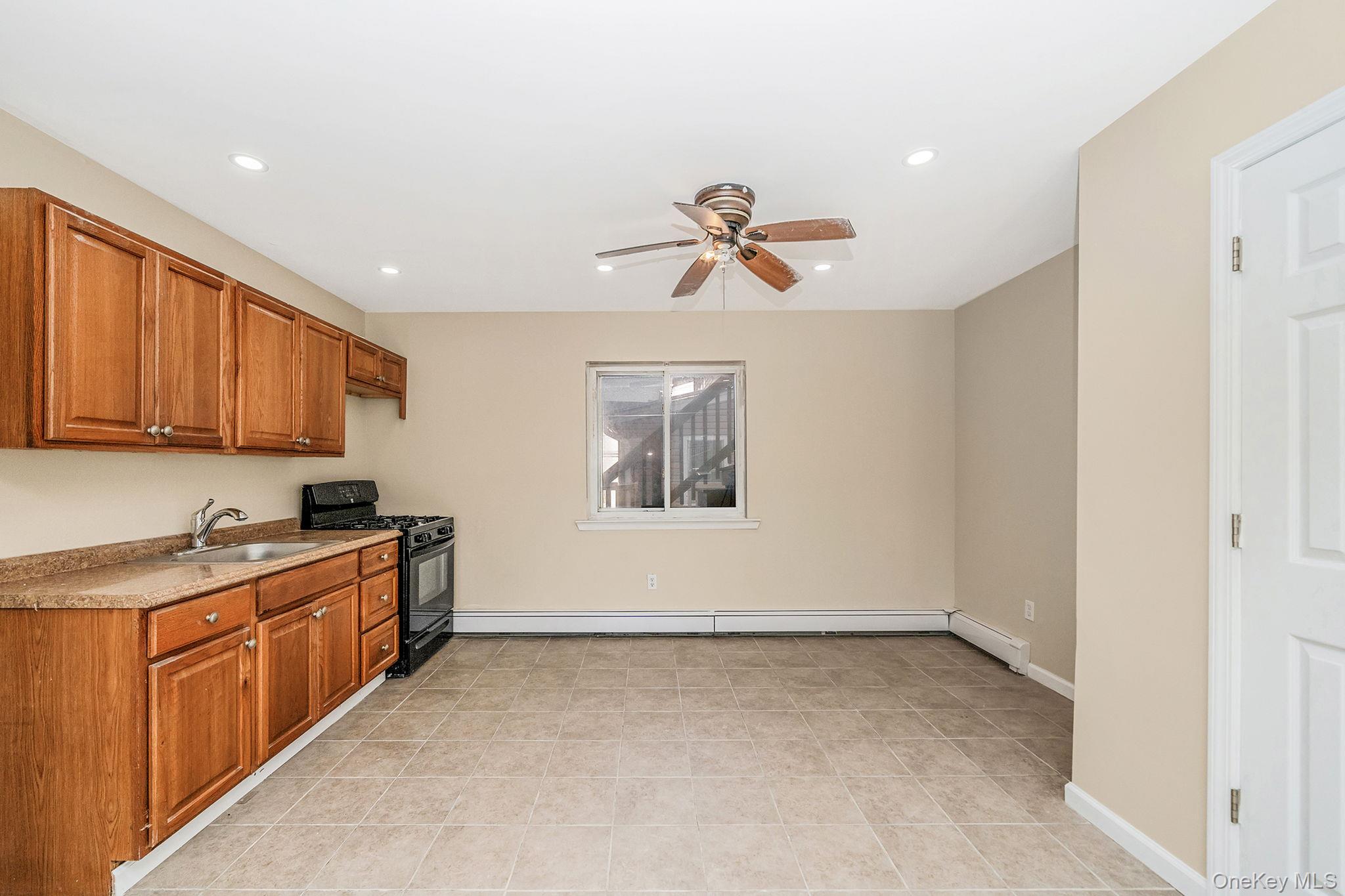 4 Bay Place, Lindenhurst, NY 11757