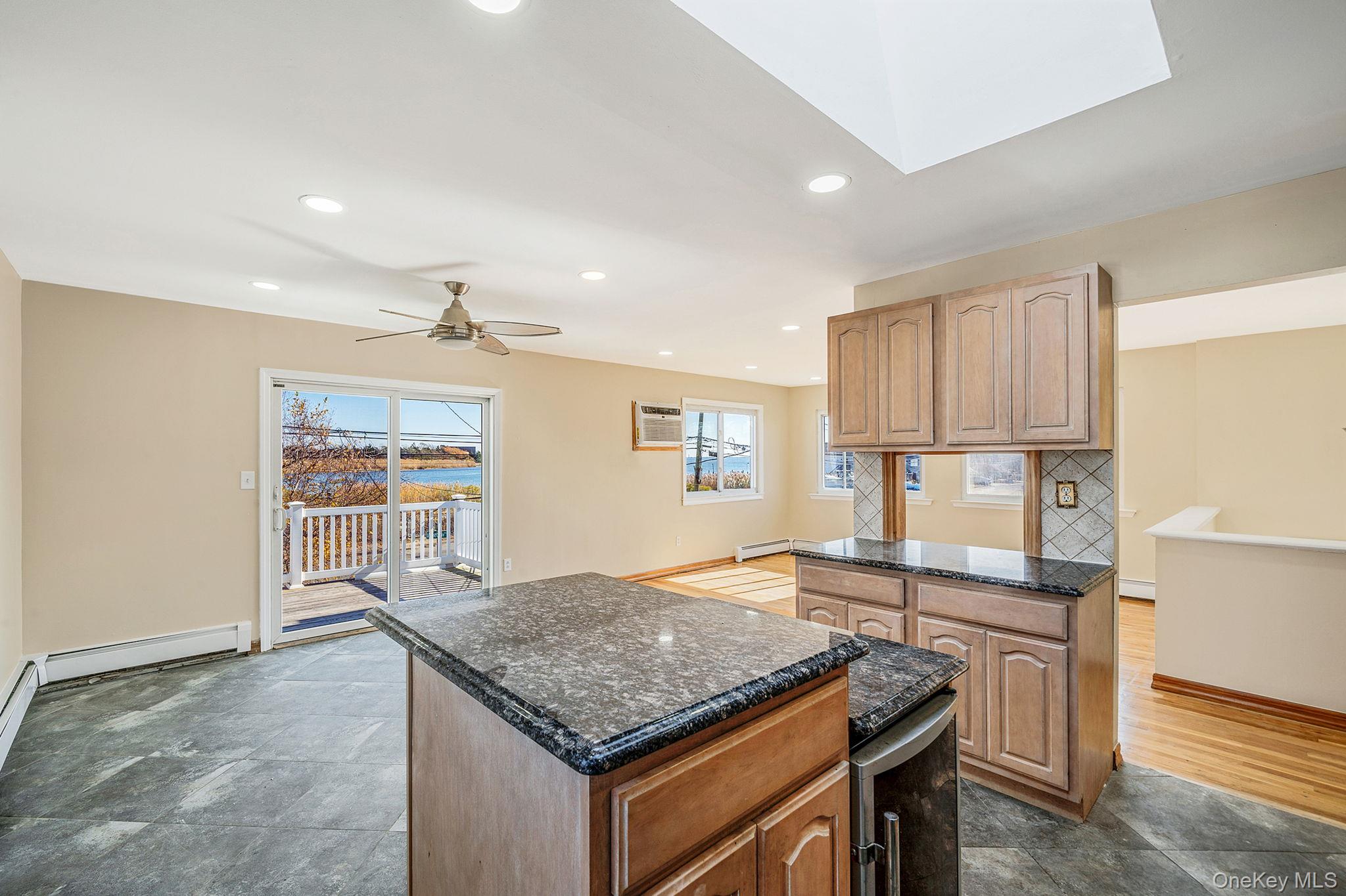 4 Bay Place, Lindenhurst, NY 11757