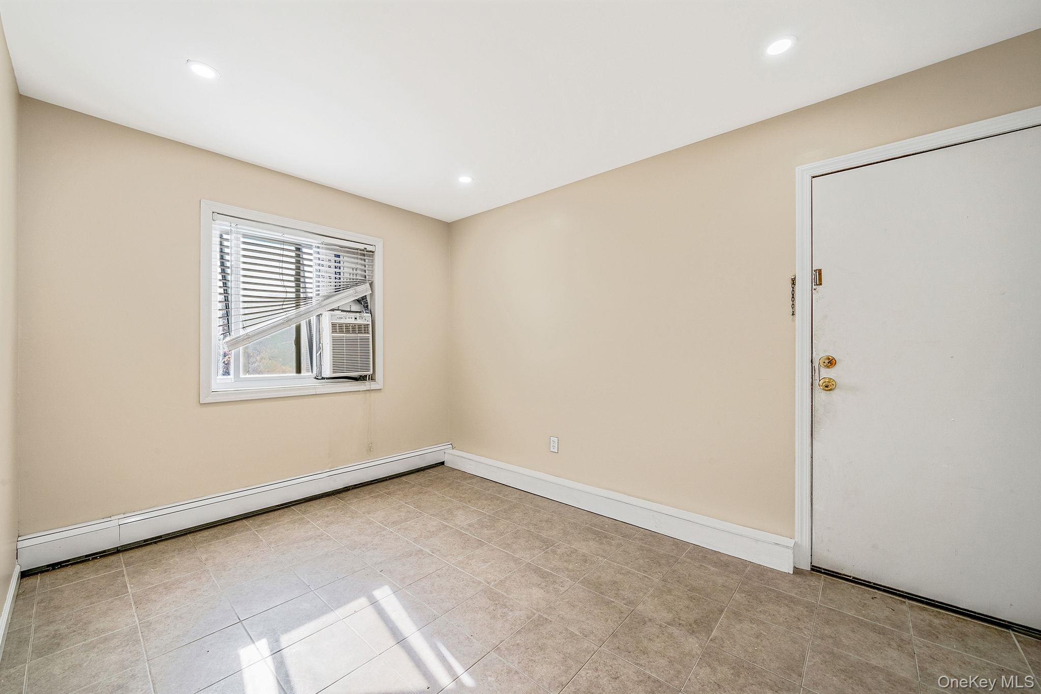 4 Bay Place, Lindenhurst, NY 11757