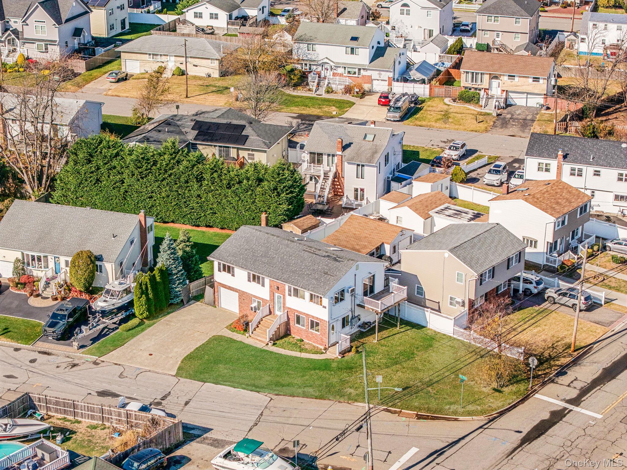 4 Bay Place, Lindenhurst, NY 11757