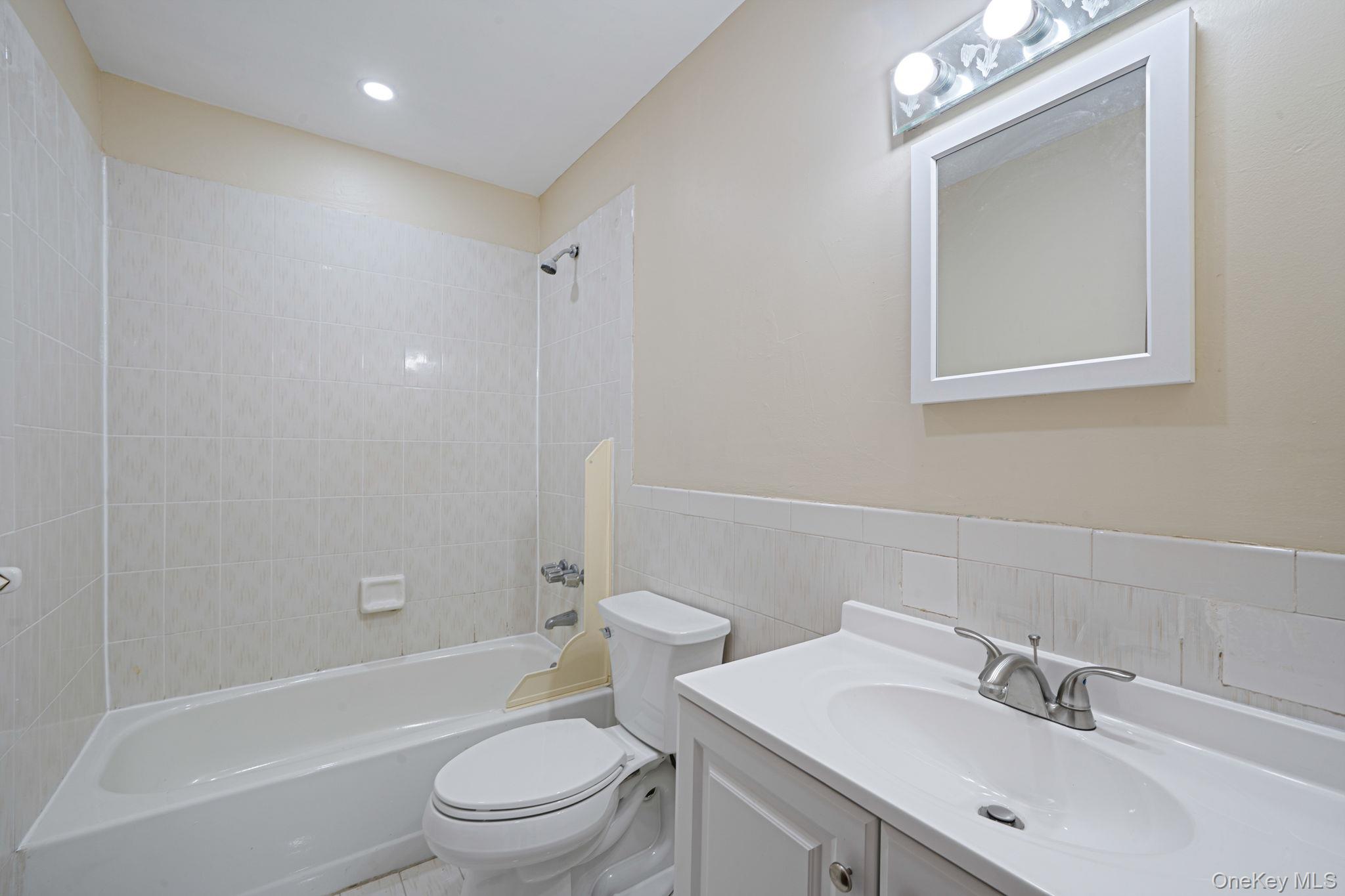 4 Bay Place, Lindenhurst, NY 11757