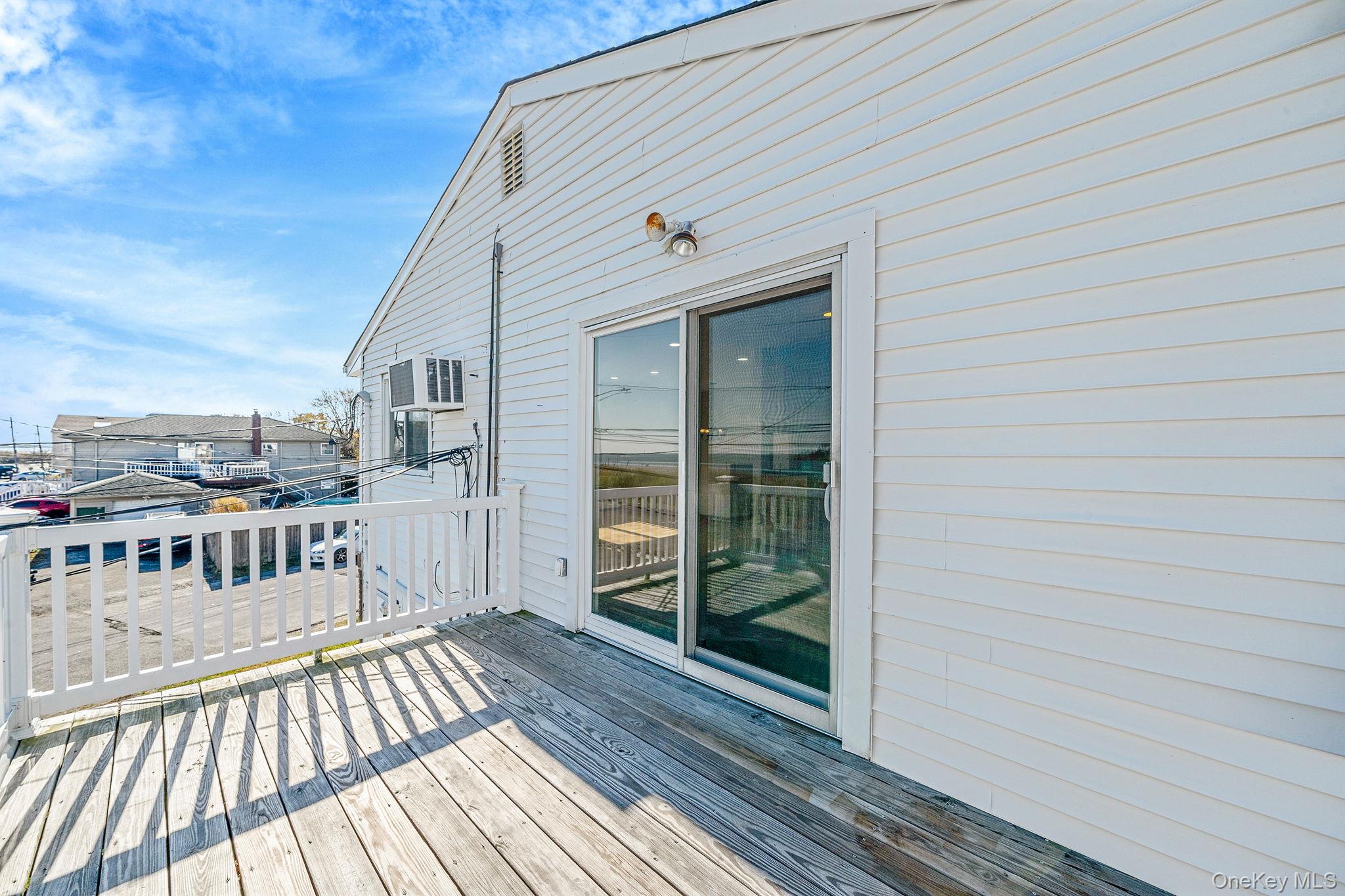 4 Bay Place, Lindenhurst, NY 11757