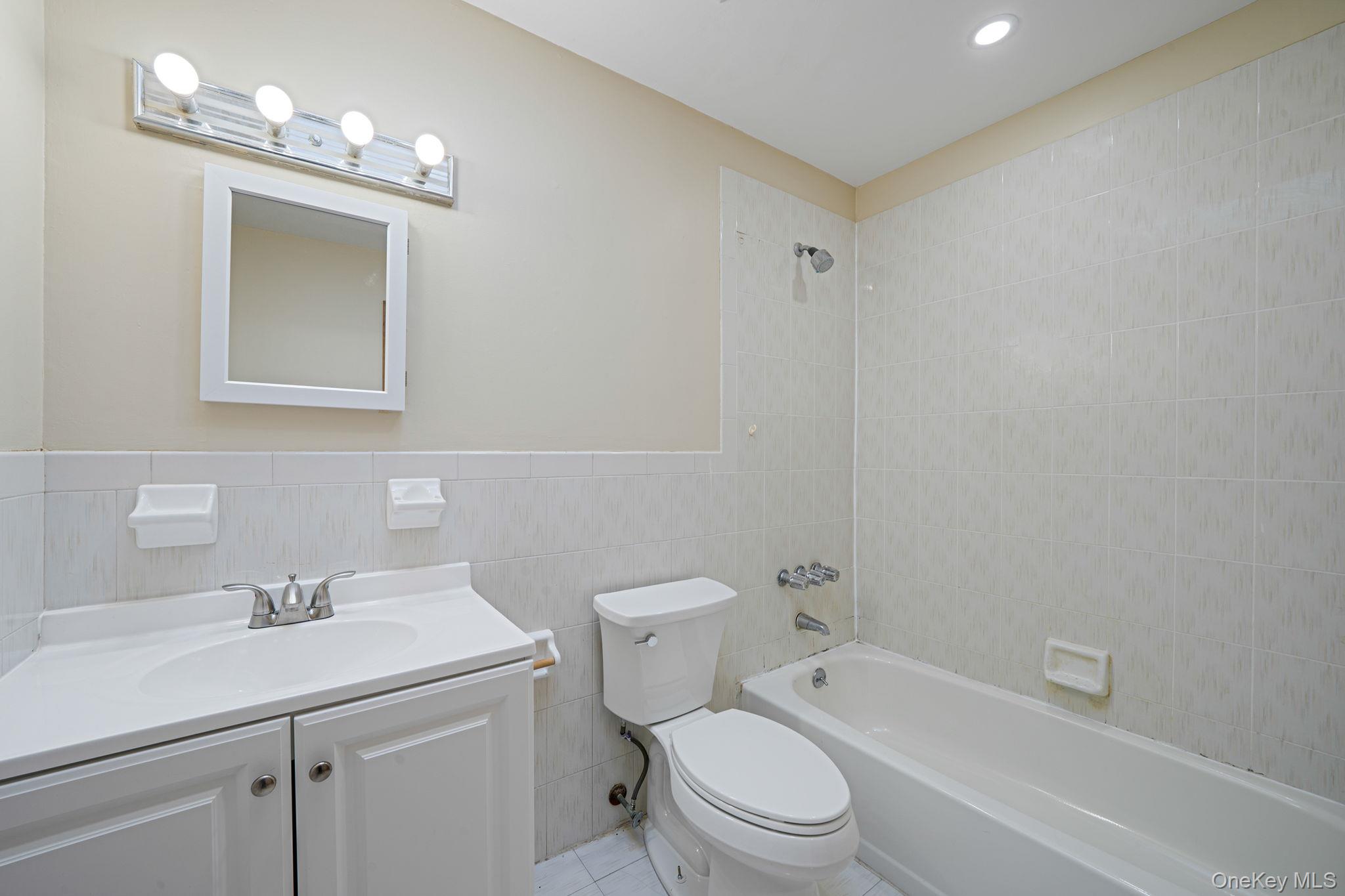 4 Bay Place, Lindenhurst, NY 11757