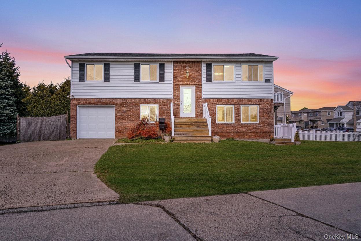 4 Bay Place, Lindenhurst, NY 11757