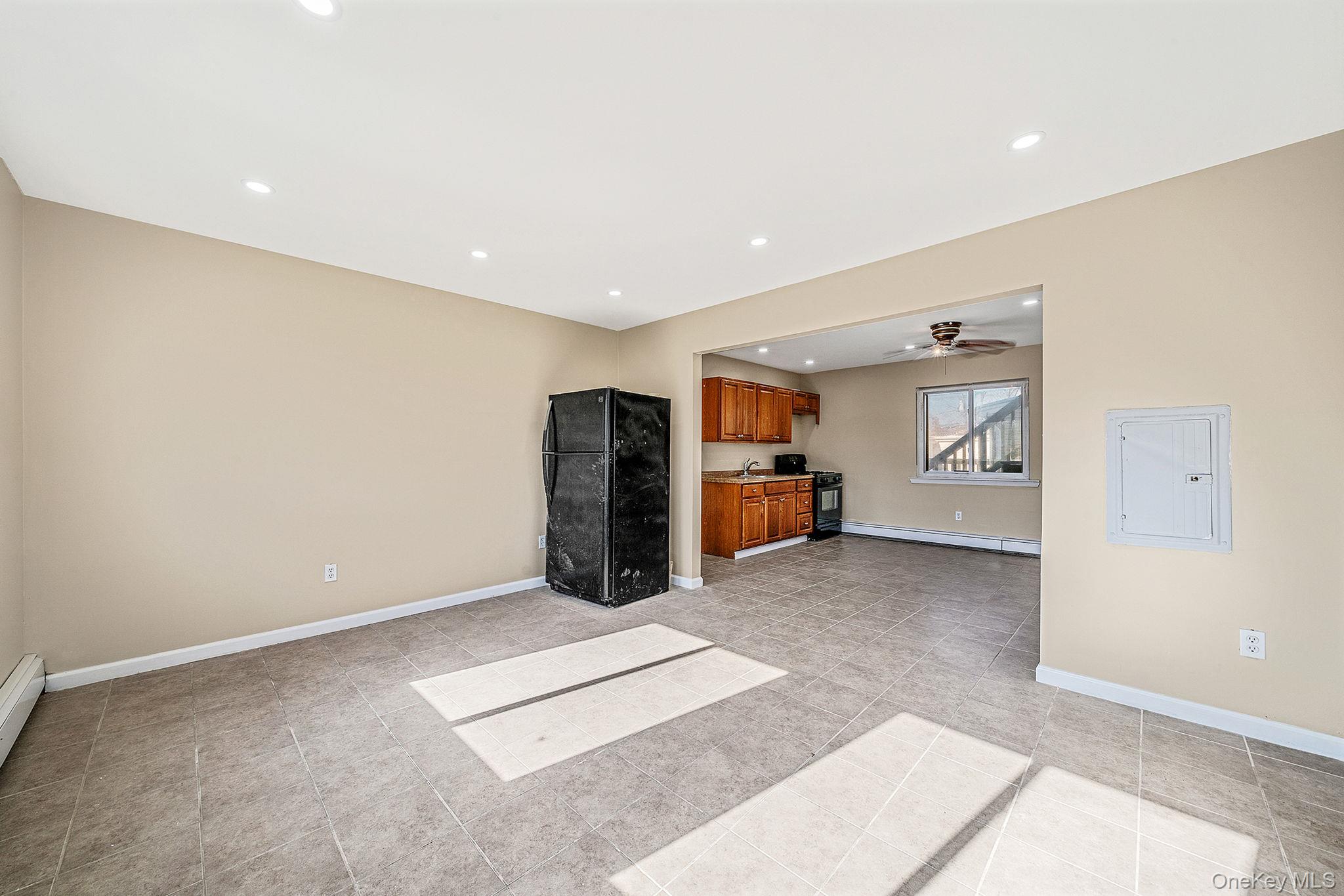 4 Bay Place, Lindenhurst, NY 11757