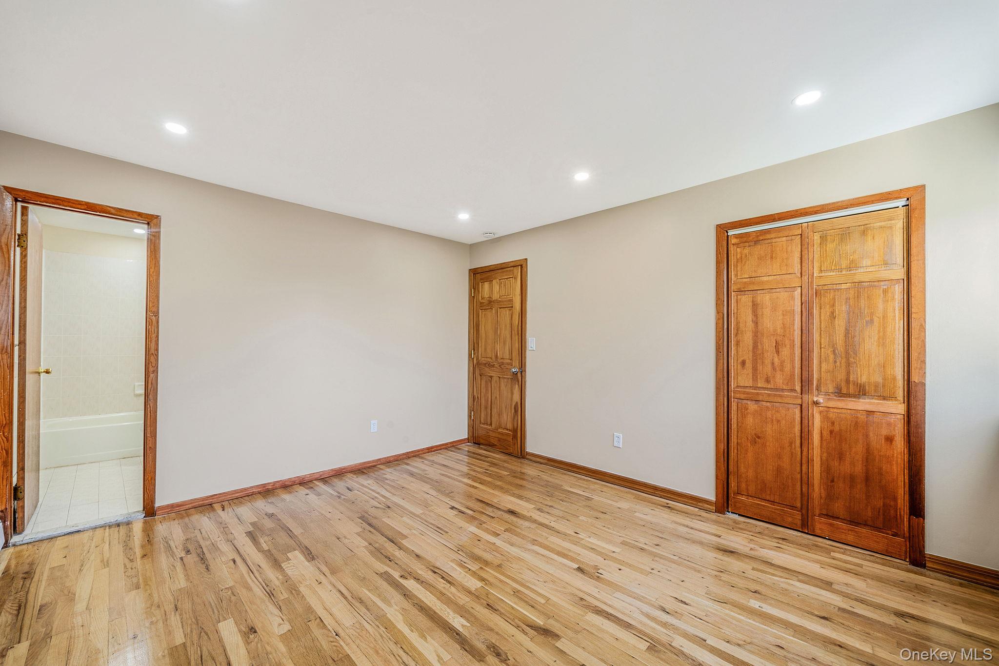 4 Bay Place, Lindenhurst, NY 11757