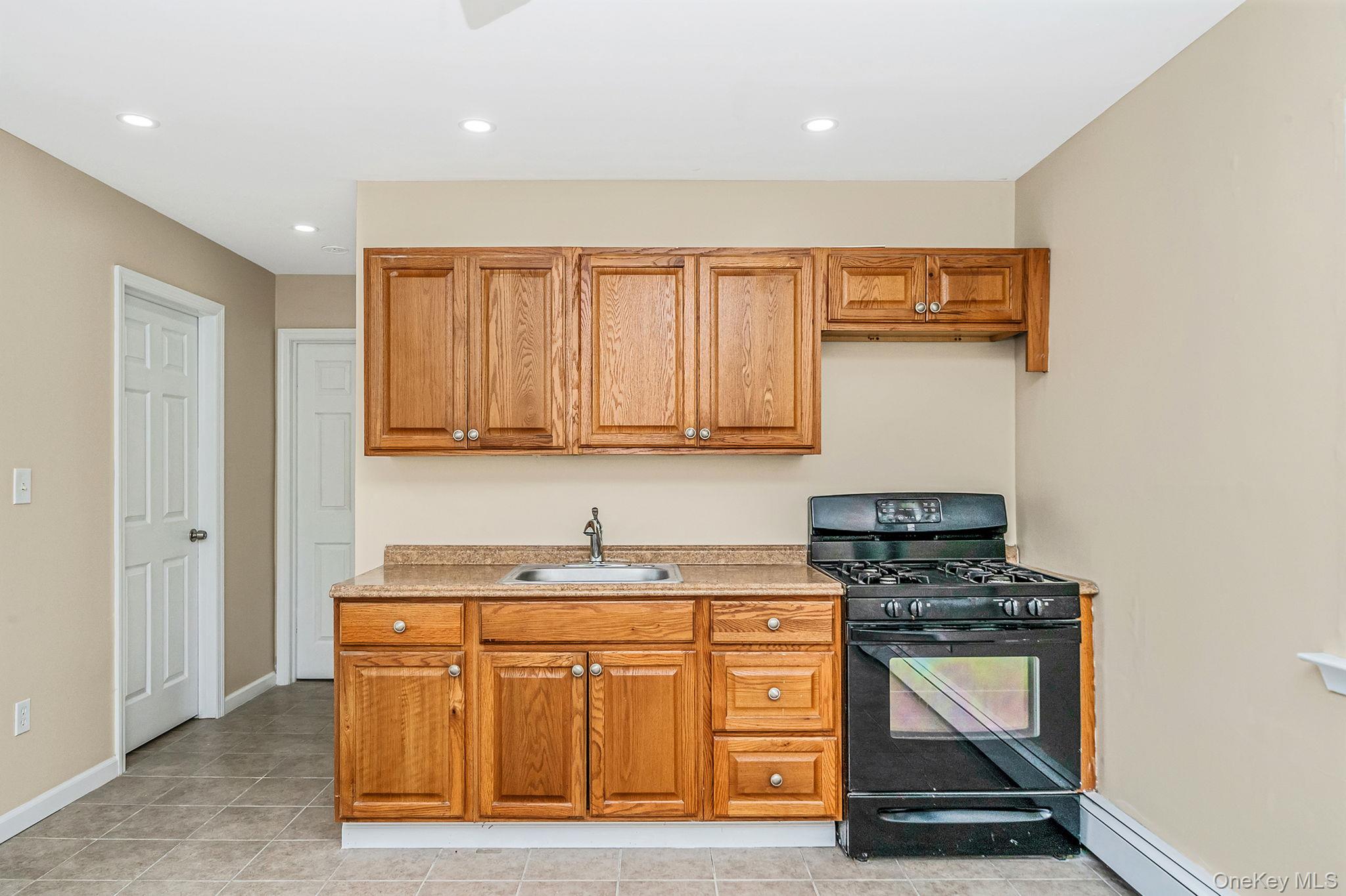 4 Bay Place, Lindenhurst, NY 11757