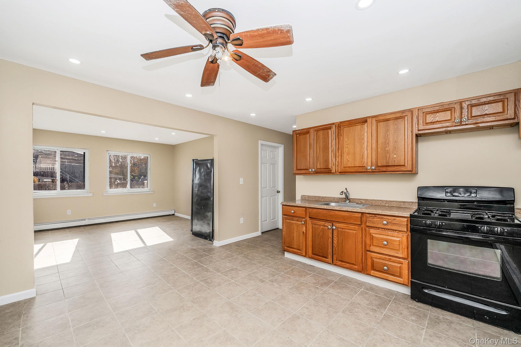 4 Bay Place, Lindenhurst, NY 11757