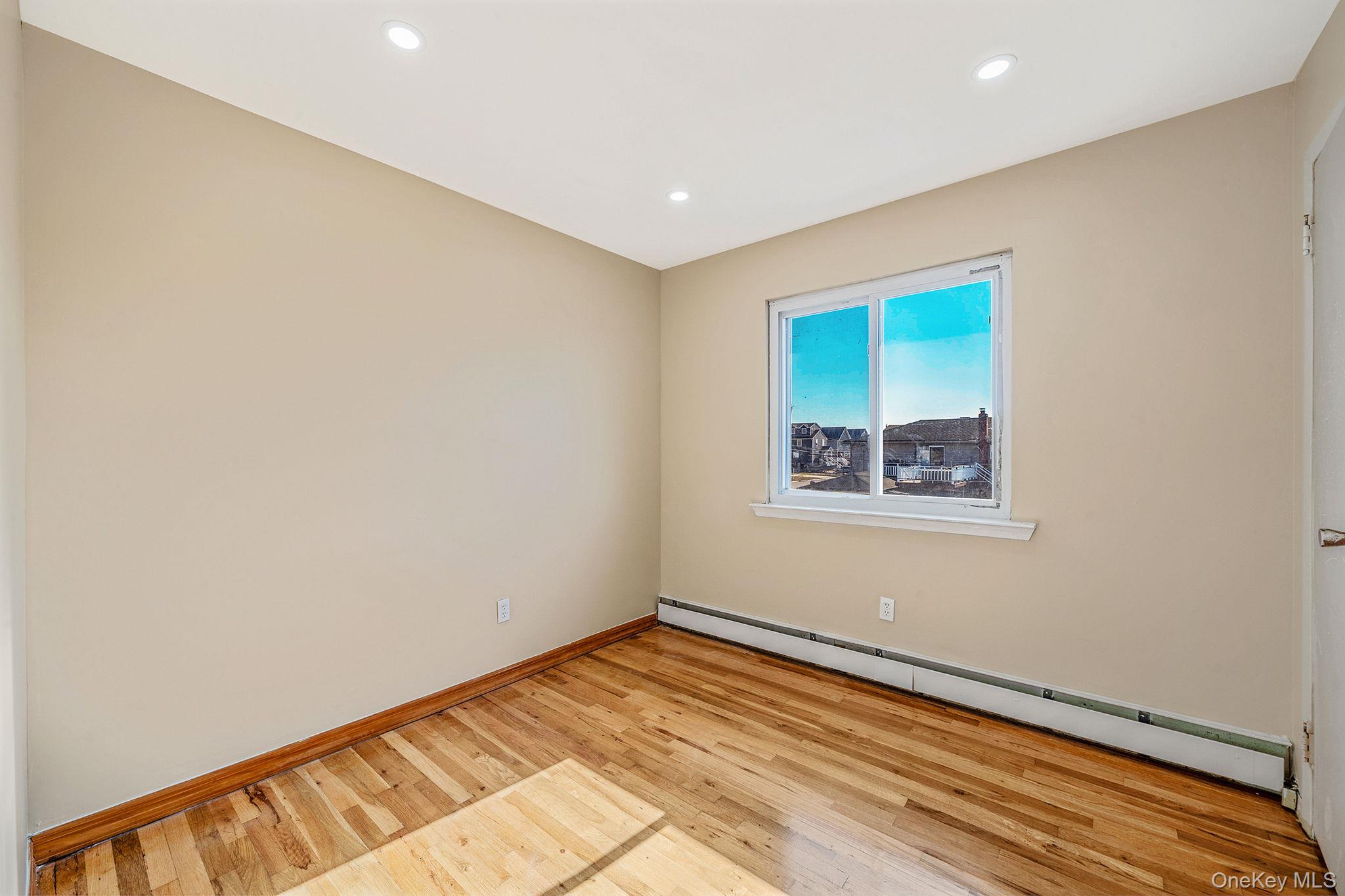 4 Bay Place, Lindenhurst, NY 11757