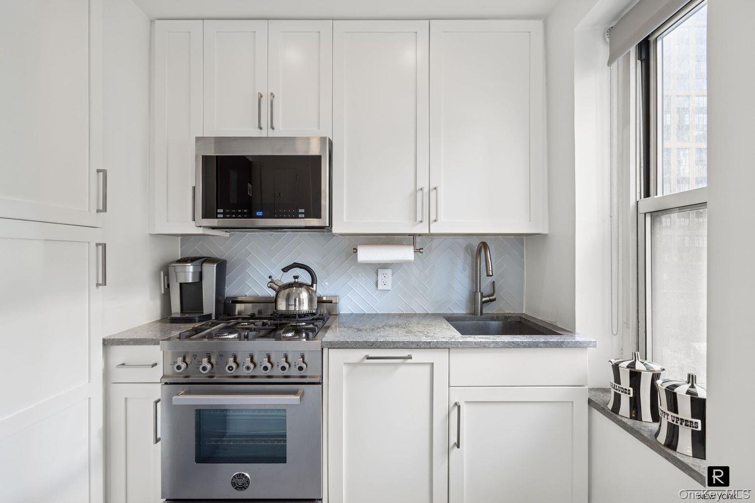 400 East 52nd Street # 9-C, New York (Manhattan), NY 10022