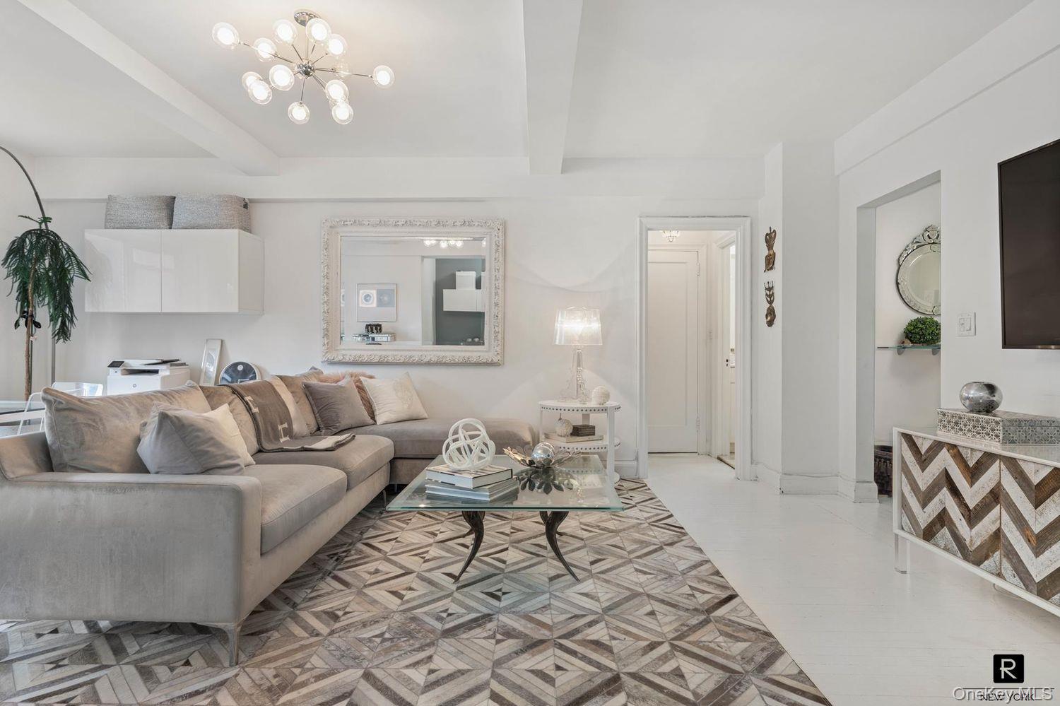 400 East 52nd Street # 9-C, New York (Manhattan), NY 10022