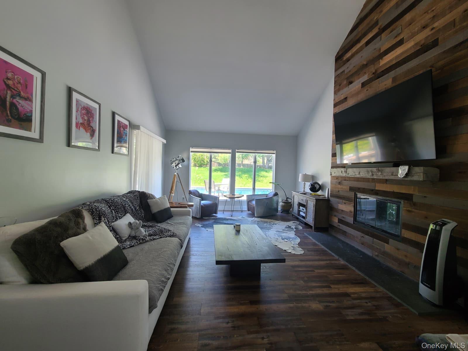 5 Field Lane, Miller Place, NY 11764