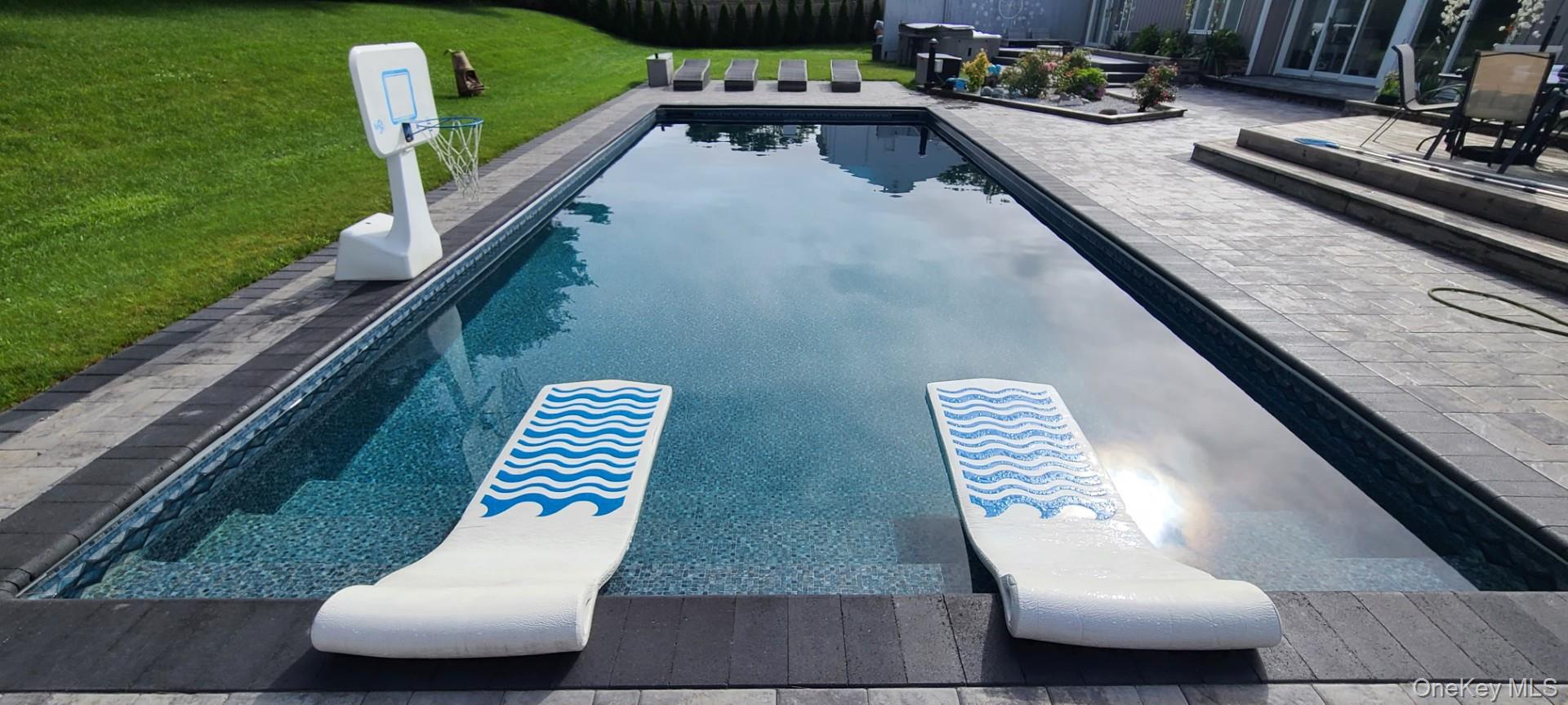 5 Field Lane, Miller Place, NY 11764