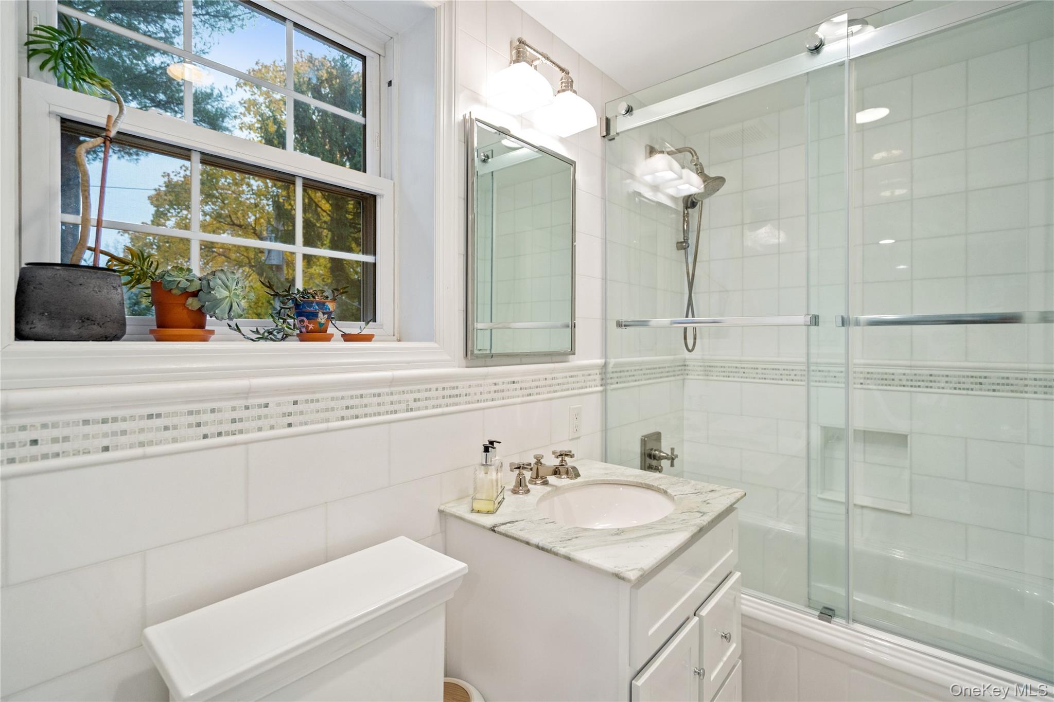 96 Oakdale Lane, East Hills, NY 11577