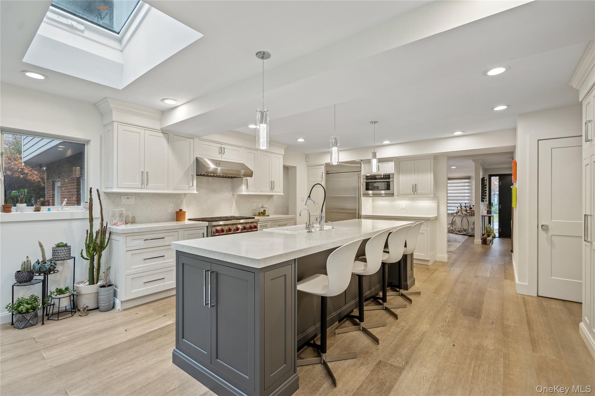 96 Oakdale Lane, East Hills, NY 11577