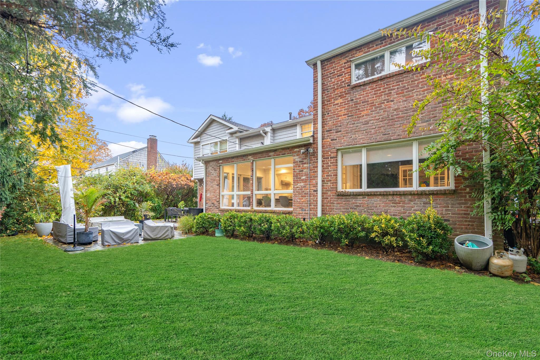 96 Oakdale Lane, East Hills, NY 11577