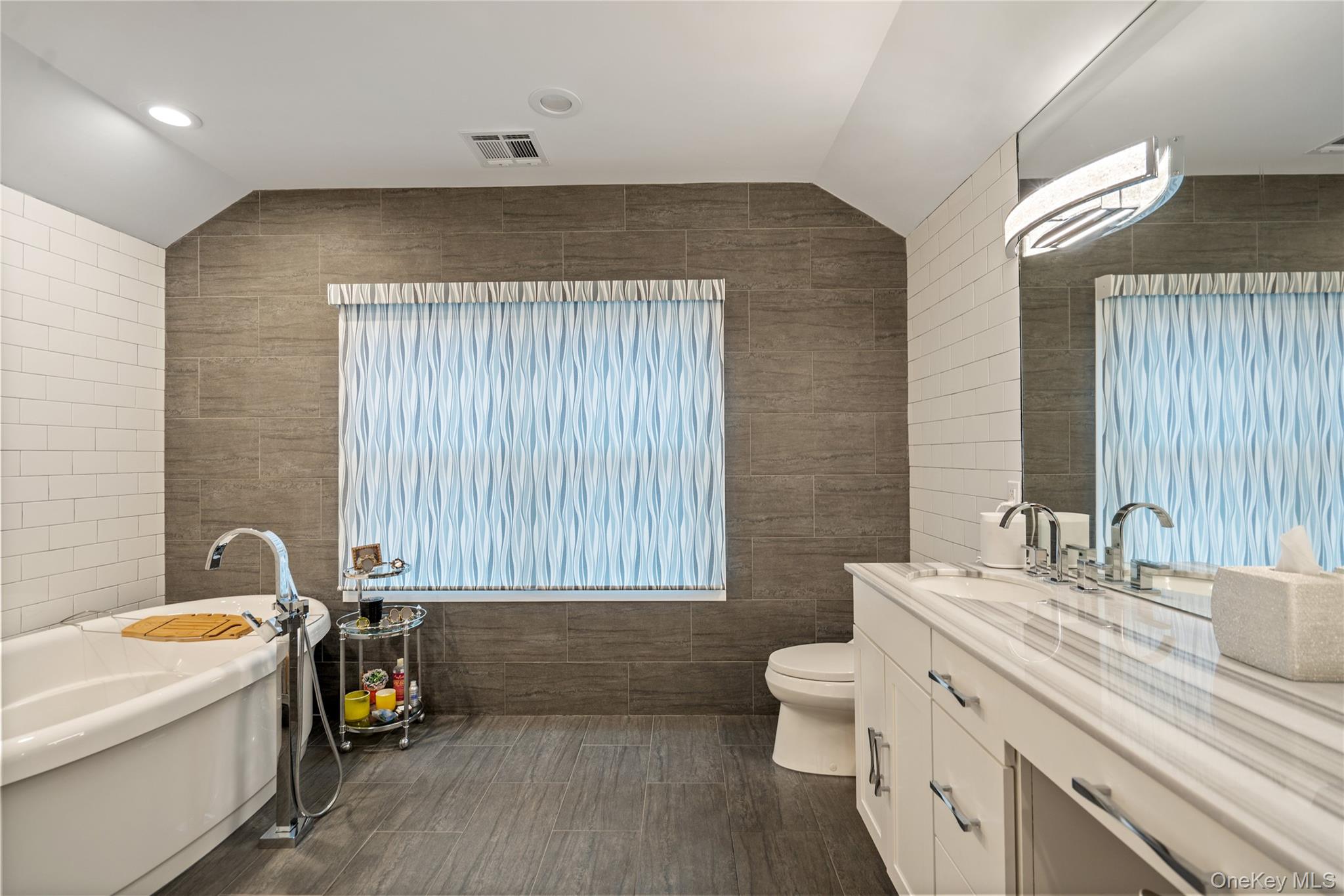 96 Oakdale Lane, East Hills, NY 11577