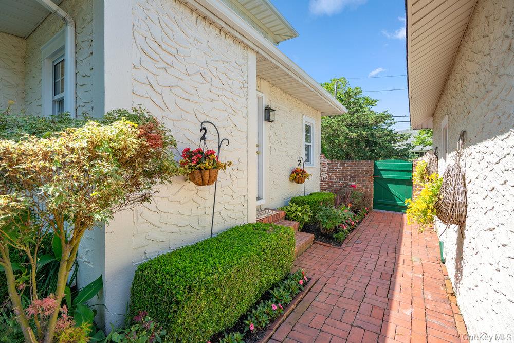 1 Bayview Avenue, Islip, NY 11751