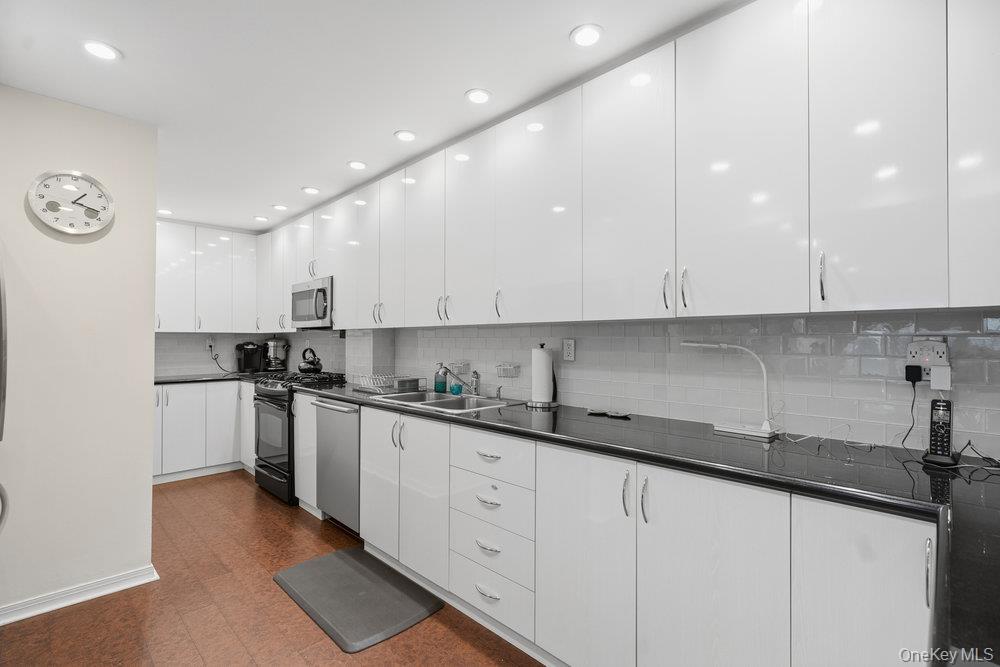 30 Stoner Avenue # 1S, Great Neck, NY 11021