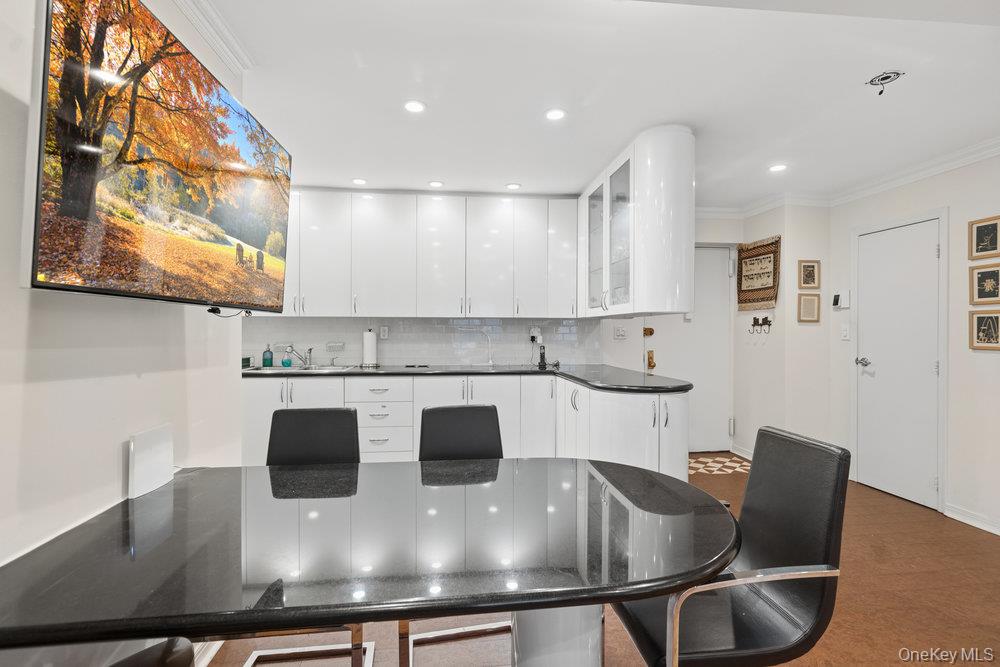 30 Stoner Avenue # 1S, Great Neck, NY 11021