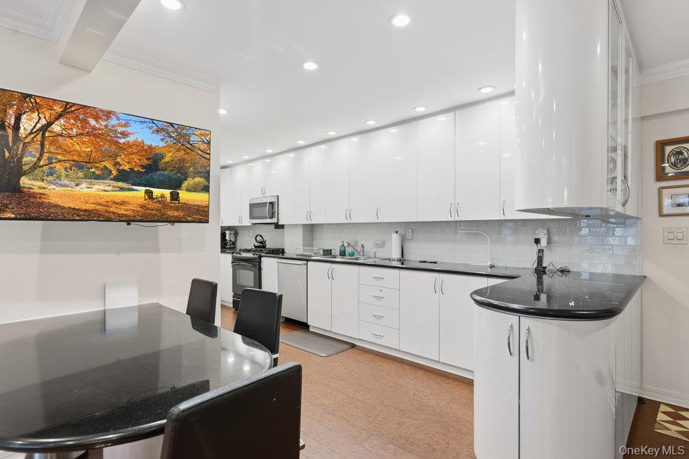 30 Stoner Avenue # 1S, Great Neck, NY 11021