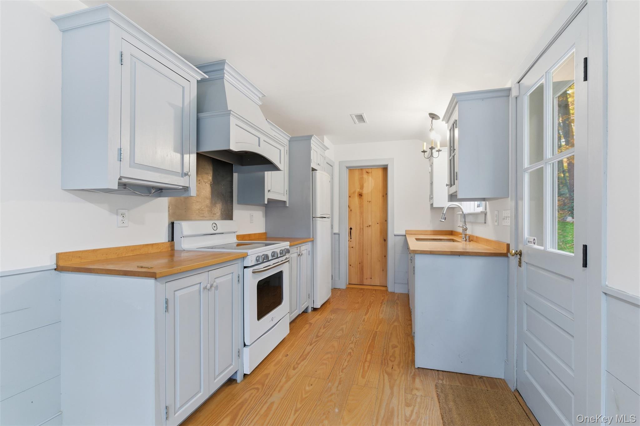 289 E Main Street, Centerport, NY 11721