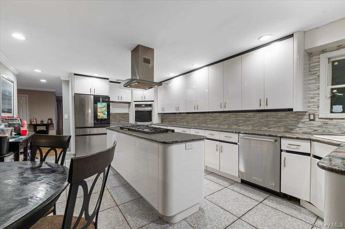 44 E End Avenue, Hicksville, NY 11801