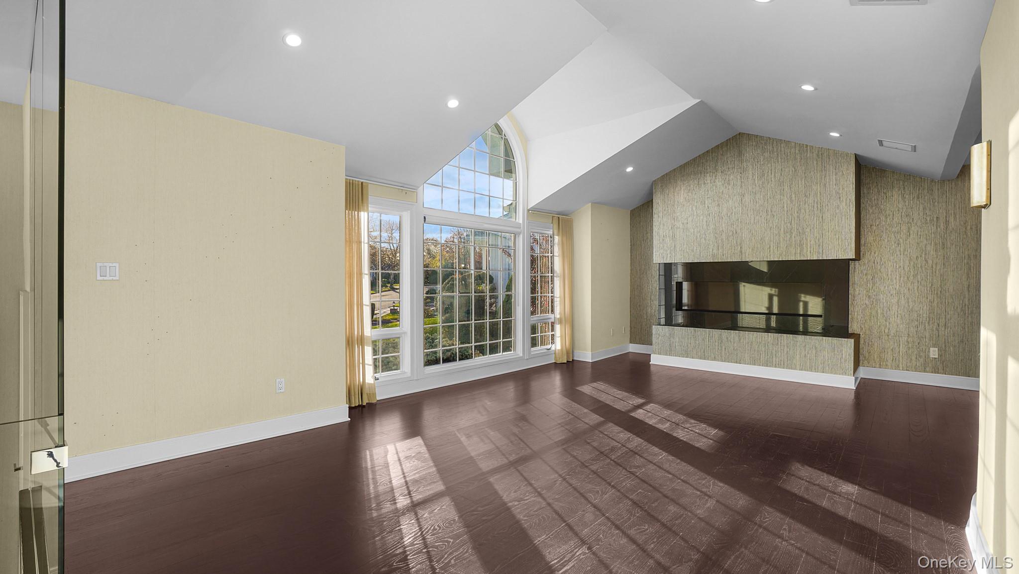 67 Royal Way, New Hyde Park, NY 11040