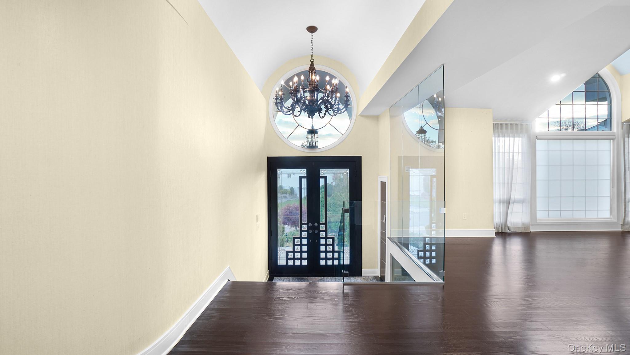 67 Royal Way, New Hyde Park, NY 11040