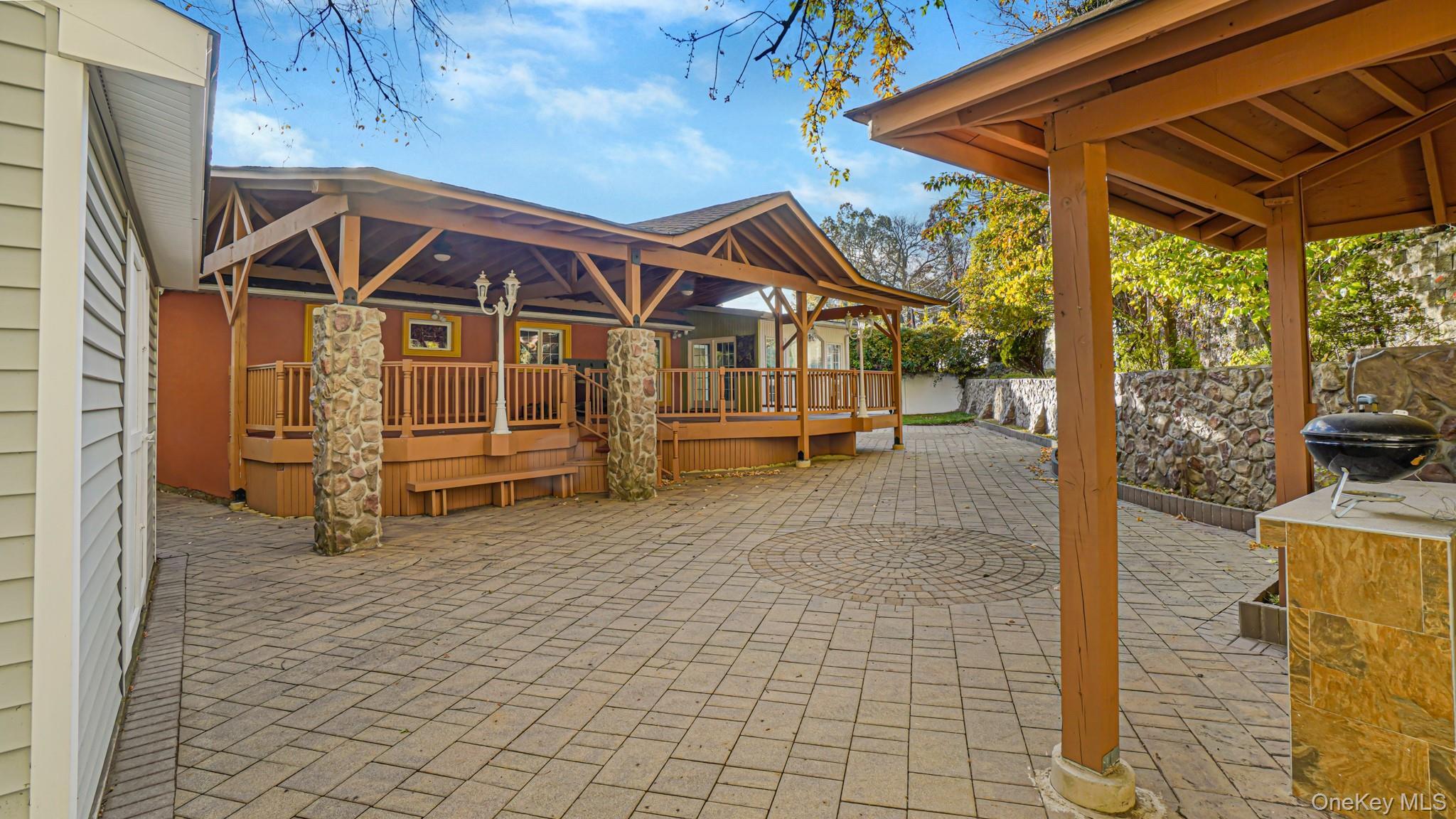 67 Royal Way, New Hyde Park, NY 11040